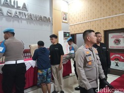 Residivis Narkoba di Cirebon Ngamuk Bawa Sajam Saat Digerebek Polisi