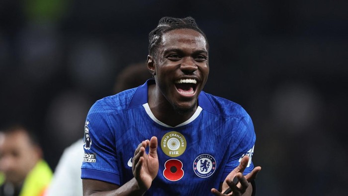 Soccer Football - Premier League - Tottenham Hotspur v Chelsea - Tottenham Hotspur Stadium, London, Britain - November 1, 2025 Chelseas Romeo Lavia celebrates after the match REUTERS/David Klein EDITORIAL USE ONLY. NO USE WITH UNAUTHORIZED AUDIO, VIDEO, DATA, FIXTURE LISTS, CLUB/LEAGUE LOGOS OR LIVE SERVICES. ONLINE IN-MATCH USE LIMITED TO 120 IMAGES, NO VIDEO EMULATION. NO USE IN BETTING, GAMES OR SINGLE CLUB/LEAGUE/PLAYER PUBLICATIONS. PLEASE CONTACT YOUR ACCOUNT REPRESENTATIVE FOR FURTHER DETAILS..