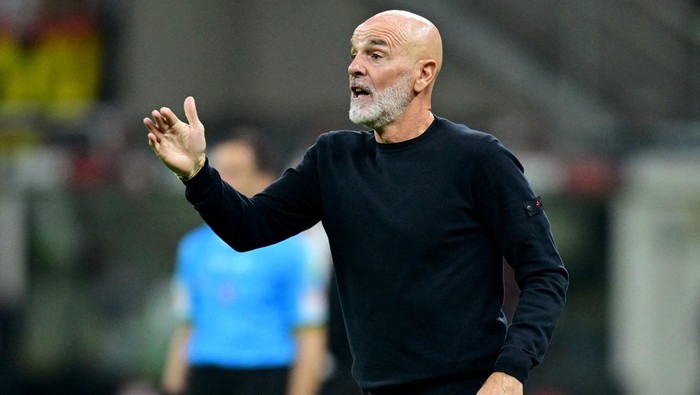 FILE PHOTO: Soccer Football - Serie A - AC Milan v Fiorentina - San Siro, Milan, Italy - October 19, 2025 Fiorentina coach Stefano Pioli reacts REUTERS/Daniele Mascolo/File Photo