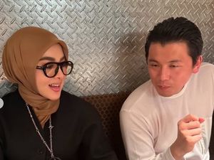 Gaya Syahrini Pakai Kalung Unik Bentuk Tas Mini, Harganya Rp 1,4 Miliar