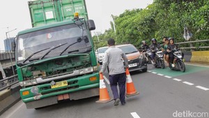 Truk Mogok di Flyover Podomoro, Lalu Lintas Jalan Yos Sudarso Macet Panjang