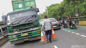 Truk Mogok di Flyover Podomoro, Lalu Lintas Jalan Yos Sudarso Macet Panjang