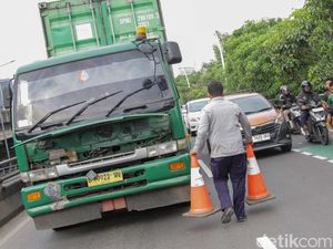 Truk Mogok di Flyover Podomoro, Lalu Lintas Jalan Yos Sudarso Macet Panjang