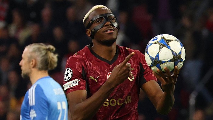 Soccer Football - UEFA Champions League - Ajax Amsterdam v Galatasaray - Johan Cruijff Arena, Amsterdam, Netherlands - November 5, 2025 Galatasarays Victor Osimhen celebrates scoring their third goal to complete his hat-trick REUTERS/Piroschka Van De Wouw