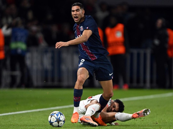 04 November 2025, France, Paris: Soccer: Champions League, Paris Saint-Germain - Bayern Munich, preliminary round, matchday 4, Parc des Princes, Luis Díaz (below, Bayern Munich) fouls Achraf Hakimi and is subsequently shown the red card. Photo: Federico Gambarini/dpa (Photo by Federico Gambarini/picture alliance via Getty Images)