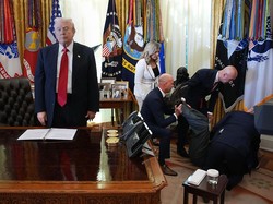 Video Reaksi Trump saat Eksekutif Farmasi Pingsan di Momen Konpers