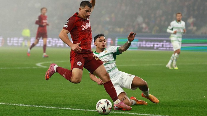 SALZBURG, AUSTRIA - NOVEMBER 06: Stefan Lainer of Red Bull Salzburg is challenged by Dean James of Go Ahead Eagles during the UEFA Europa League 2025/26 League Phase MD4 match between FC Salzburg and Go Ahead Eagles at Stadion Salzburg on November 06, 2025 in Salzburg, Austria. (Photo by Jasmin Walter/Getty Images)