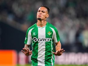 Antony Cetak Gol Spektakuler, Betis Kalahkan Lyon