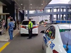 Aksi Polantas Polda Metro Selamatkan WN Jepang yang Kejang-kejang di Tol