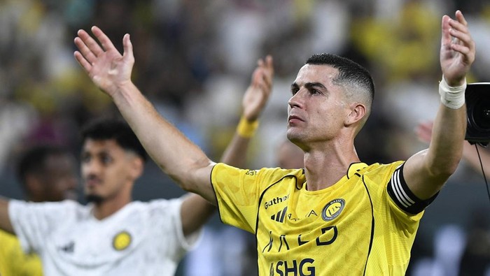 Soccer Football - Saudi Pro League - Al Nassr v Al Fayah - Al Awwal Park, Riyadh, Saudi Arabia - November 1, 2025 Al Nassrs Cristiano Ronaldo celebrates after the match REUTERS/Stringer