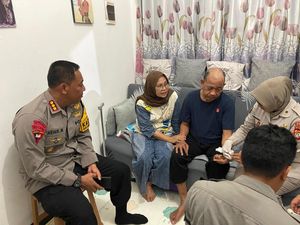 Dansat Brimob Polda Metro Jenguk-Beri Bantuan untuk Anggota yang Sakit Menahun