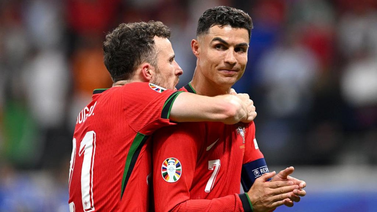 Diogo Jota dan Cristiano Ronaldo dalam Piala Eropa 2024. Foto: Getty Images/Stu Forster