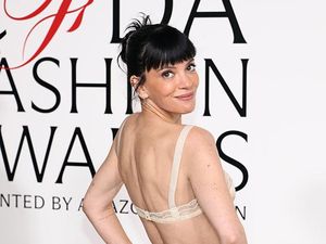 Foto: Lily Allen Tampil Berani di CFDA Awards 2025, Disebut Gaya Balas Dendam