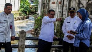 Tinjau Kali Krukut, Gubernur DKI Pramono Anung Rencanakan Normalisasi di 2026