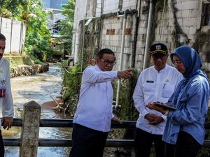 Tinjau Kali Krukut, Gubernur DKI Pramono Anung Rencanakan Normalisasi di 2026