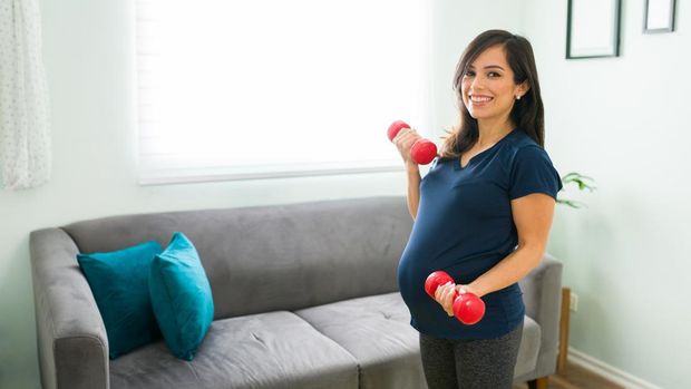 Ilustrasi Ibu Hamil Olahraga Angkat Beban