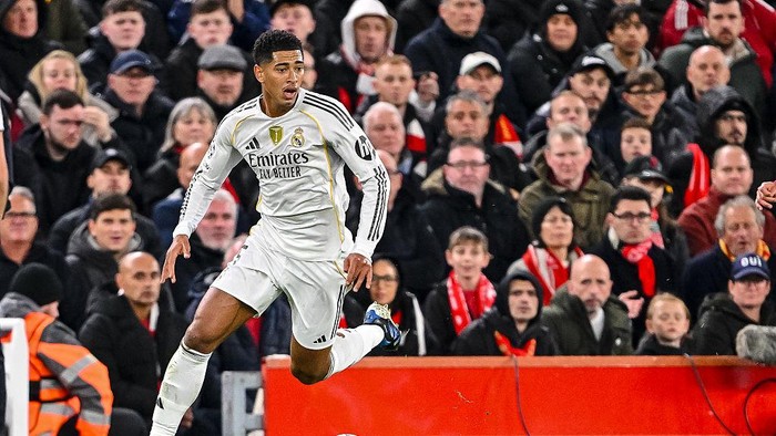 Liverpool, United Kingdom - November 4: Jude Bellingham of Real Madrid controls the Ball during the UEFA Champions League 2025/26 League Phase MD4 match between Liverpool FC and Real Madrid C.F. at Anfield on November 4, 2025 in Liverpool, United Kingdom. (Photo by Harry Langer/DeFodi Images/DeFodi via Getty Images)