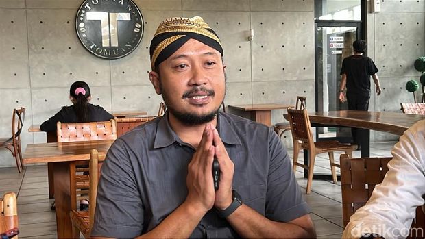 Putra sulung Paku Buwono XIII, Kanjeng Gusti Pangeran Harya (KGPH) Mangkubumi, saat ditemui di Manahan, Jumat (7/11/2025).