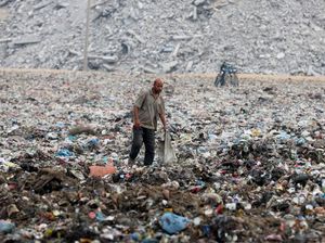 Khan Younis Dipenuhi Tumpukan Sampah, Limbah Merembes di Tengah Reruntuhan Gaza