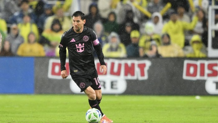 Nov 1, 2025; Nashville, Tennessee, USA;  Inter Miami forward Lionel Messi (10) dribbles the ball against Nashville SC during the first half at Geodis Park. Mandatory Credit: Steve Roberts-Imagn Images