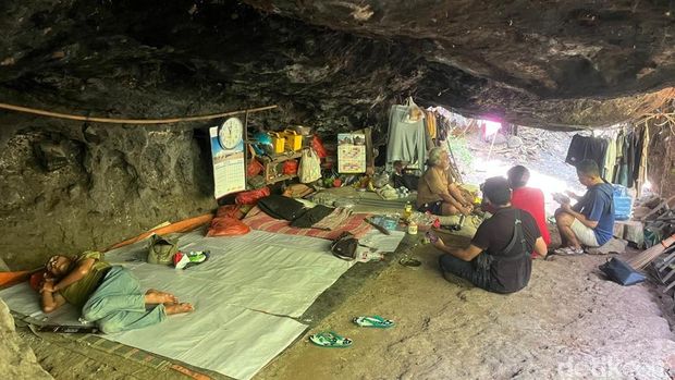 Manusia gua yang hidup 60 tahun di pedalaman hutan Jombang Manusia gua yang hidup 60 tahun di pedalaman hutan Jombang