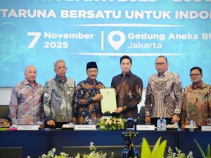 Gus Ipul Serahkan Kepmen Pengukuhan PNKT ke Budisatrio Djiwandono