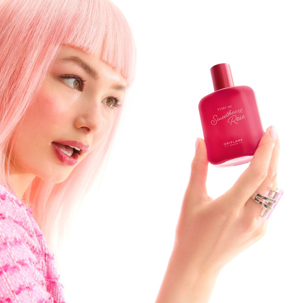Koleksi parfum terbaru dari Oriflame, yakni Every Me, yang bisa digunakan olehmu untuk menunjukkan karakter lembut penuh kasih atau berani. Every Me Eau de Toilette hadir dalam dua varian, yakni Every Me Sweetheart Rose Eau de Toilette dan Every Me Drama Queen Iris Eau de Toilette.