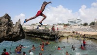 Pantai Jadi Ruang Bahagia Warga Somalia