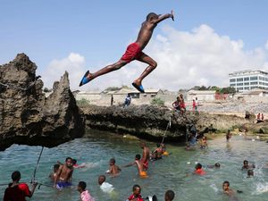 Pantai Jadi Ruang Bahagia Warga Somalia