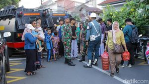 Pasca Tragedi Ledakan di SMAN 72, Warga Ramai Datangi Lokasi Kejadian