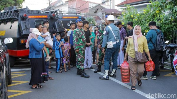 Pasca Tragedi Ledakan di SMAN 72, Warga Ramai Datangi Lokasi Kejadian