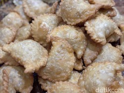 Renyah Nikmat! Pastel Legendaris Rp 2 Ribuan yang Diproduksi di Gang Jakarta