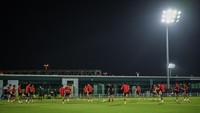 Skuad Garuda Muda menjalani latihan resmi di Lapangan Latihan Stadion Al Thumama, Doha, Qatar, Kamis (6/11/2025). ANTARA FOTO/BAYU PRATAMA S