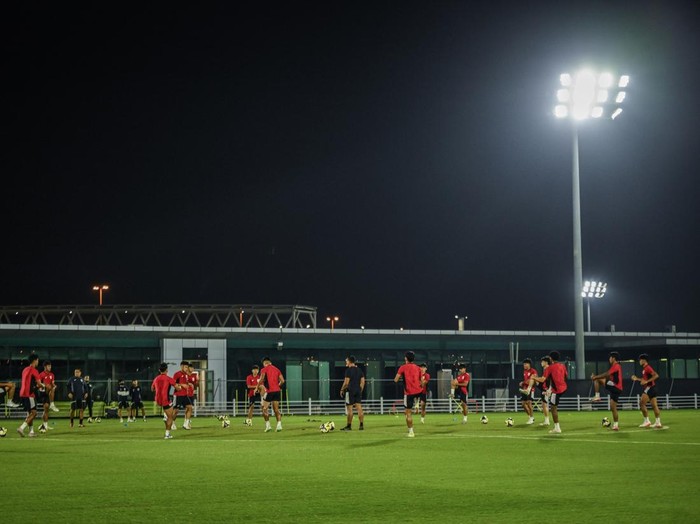 Kiper Timnas Indonesia U-17 Dafa Algasemi mengikuti latihan resmi jelang laga kedua Grup H Piala Dunia U17 2025 di Lapangan latihan Stadion Al Thumama, Doha, Qatar, Kamis (6/11/2025). Latihan tersebut sebagai persiapan jelang pertandingan melawan Timnas Brasil U-17 pada Jumat (7/11) di Aspire Zone, Qatar. ANTARA FOTO/Bayu Pratama S