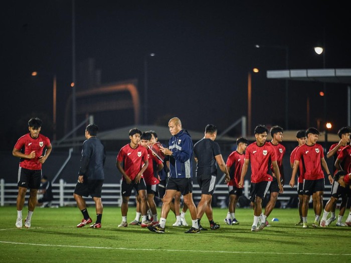 Kiper Timnas Indonesia U-17 Dafa Algasemi mengikuti latihan resmi jelang laga kedua Grup H Piala Dunia U17 2025 di Lapangan latihan Stadion Al Thumama, Doha, Qatar, Kamis (6/11/2025). Latihan tersebut sebagai persiapan jelang pertandingan melawan Timnas Brasil U-17 pada Jumat (7/11) di Aspire Zone, Qatar. ANTARA FOTO/Bayu Pratama S