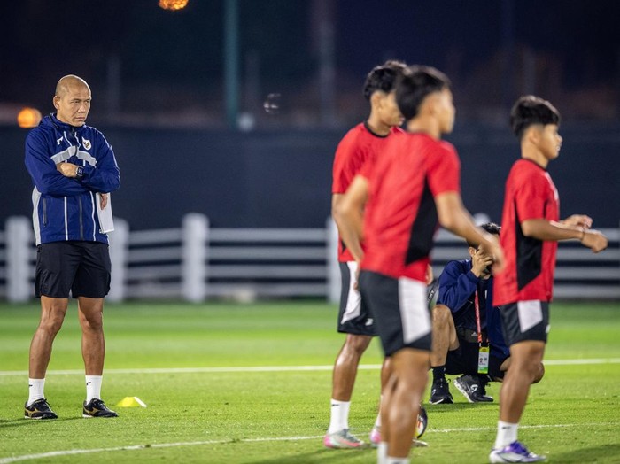 Kiper Timnas Indonesia U-17 Dafa Algasemi mengikuti latihan resmi jelang laga kedua Grup H Piala Dunia U17 2025 di Lapangan latihan Stadion Al Thumama, Doha, Qatar, Kamis (6/11/2025). Latihan tersebut sebagai persiapan jelang pertandingan melawan Timnas Brasil U-17 pada Jumat (7/11) di Aspire Zone, Qatar. ANTARA FOTO/Bayu Pratama S