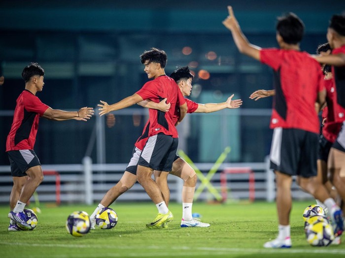 Kiper Timnas Indonesia U-17 Dafa Algasemi mengikuti latihan resmi jelang laga kedua Grup H Piala Dunia U17 2025 di Lapangan latihan Stadion Al Thumama, Doha, Qatar, Kamis (6/11/2025). Latihan tersebut sebagai persiapan jelang pertandingan melawan Timnas Brasil U-17 pada Jumat (7/11) di Aspire Zone, Qatar. ANTARA FOTO/Bayu Pratama S