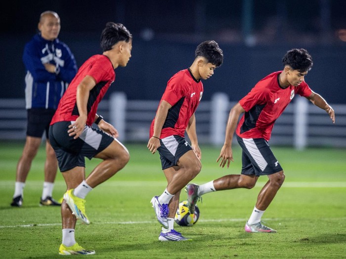 Kiper Timnas Indonesia U-17 Dafa Algasemi mengikuti latihan resmi jelang laga kedua Grup H Piala Dunia U17 2025 di Lapangan latihan Stadion Al Thumama, Doha, Qatar, Kamis (6/11/2025). Latihan tersebut sebagai persiapan jelang pertandingan melawan Timnas Brasil U-17 pada Jumat (7/11) di Aspire Zone, Qatar. ANTARA FOTO/Bayu Pratama S