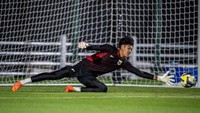 Dalam sesi latihan tersebut, pelatih kepala menekankan aspek konsentrasi dan koordinasi lini belakang, termasuk kesiapan kiper muda Dafa Algasemi, yang diturunkan untuk menjaga gawang Indonesia. ANTARA FOTO/BAYU PRATAMA S