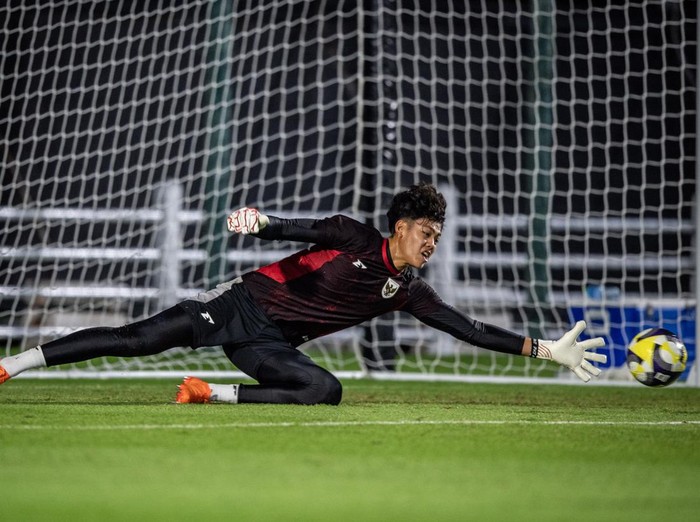 Kiper Timnas Indonesia U-17 Dafa Algasemi mengikuti latihan resmi jelang laga kedua Grup H Piala Dunia U17 2025 di Lapangan latihan Stadion Al Thumama, Doha, Qatar, Kamis (6/11/2025). Latihan tersebut sebagai persiapan jelang pertandingan melawan Timnas Brasil U-17 pada Jumat (7/11) di Aspire Zone, Qatar. ANTARA FOTO/Bayu Pratama S
