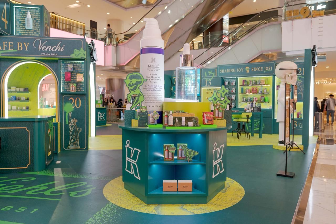 Koleksi ini hadir dengan kemasan yang bertransformasi, menonjolkan grafiti berwarna neon dengan palet warna yang kaya dan aksen emas, yang terinspirasi dari warisan Kiehl's di New York City.