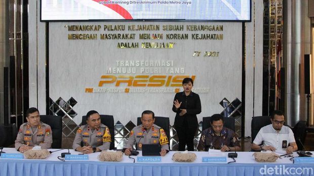 Polda Metro Jaya menggelar konferensi pers untuk memaparkan hasil penyidikan kasus tuduhan ijazah palsu yang menyeret nama Presiden ke-7 RI, Joko Widodo, Jakarta, Jumat (7/11/2025).