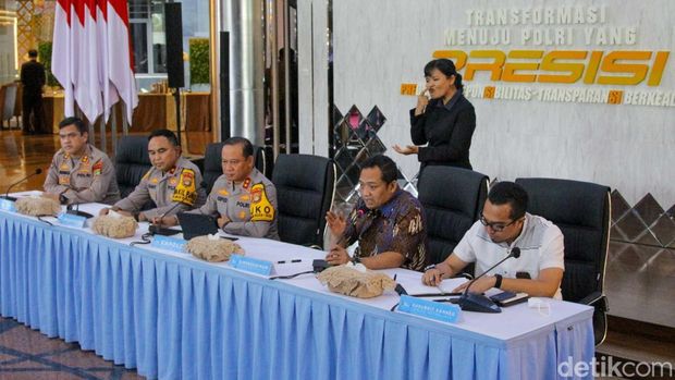 Polda Metro Jaya menggelar konferensi pers untuk memaparkan hasil penyidikan kasus tuduhan ijazah palsu yang menyeret nama Presiden ke-7 RI, Joko Widodo, Jakarta, Jumat (7/11/2025).