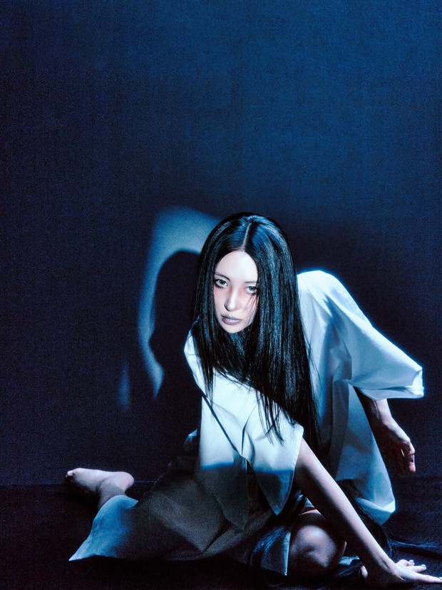 Sunmi tampil horror dalam musik video CYNICAL. Penampilannya sukses sisi baru dalam pesonanya.