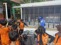 Aksi Unik Pria di Parepare Antar MBG ke Siswa SD Pakai Kostum Power Rangers