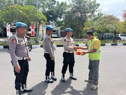 Propam Polda Riau Turun Beri Bansos ke Petugas Kebersihan-Panti Asuhan