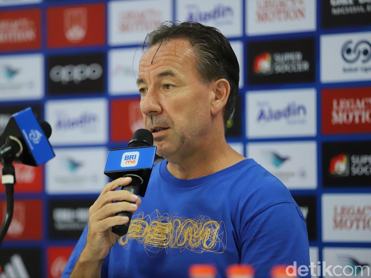 Pelatih PSIM Yogyakarta, Jean Paul van Gastel, belum membawa tim asuhannya menang pada putaran kedua Super League. (Foto: Agil Trisetiawan Putra/detikJateng)