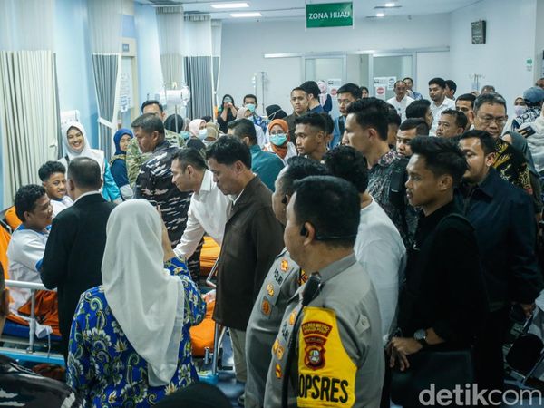 Raffi Ahmad Dampingi Dasco Jenguk Korban Ledakan SMA 72 di RS Cempaka Putih