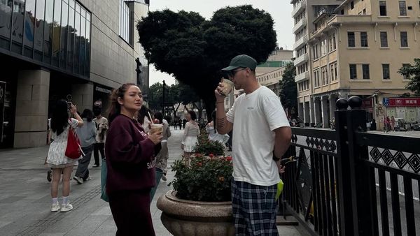 Romantisnya Siti Badriah dan Krisjiana Baharudin Saat Kulineran di Guangzhou