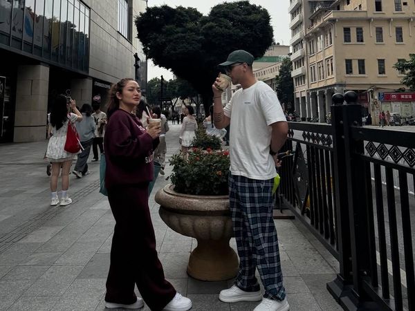 Romantisnya Siti Badriah dan Krisjiana Baharudin Saat Kulineran di Guangzhou